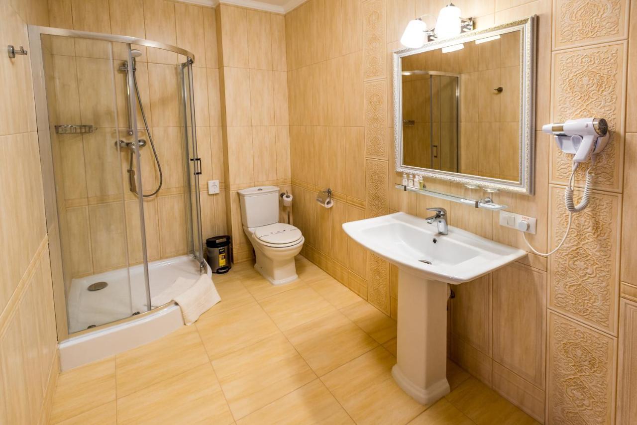 Fenix Town Hotel Vinnytsia Bagian luar foto